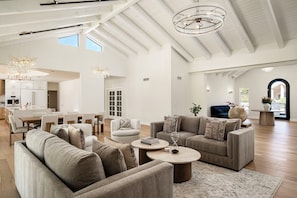 TV - Scottsdale Grand Oasis • 2025 Reno • Salt Pool • Spa for 20 • Pickle-Ball/B-ball (Scottsdale)