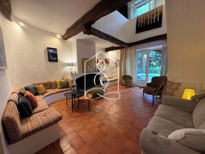 TV, fireplace, books - *Sous l'IF du marquis*, town with private pool in Montauroux (Montauroux)
