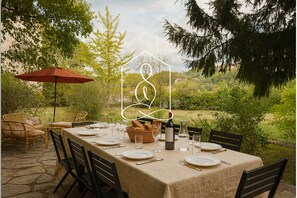 Outdoor dining - *Sous l'IF du marquis*, town with private pool in Montauroux (Montauroux)