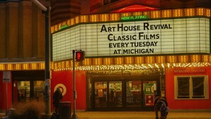 Ein Kunsthaus-Revival-Kino mit einer Litfaßsäule, die jeden Dienstag Klassikerfilme bewirbt, in Michigan.