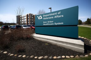 Un panneau indiquant l’emplacement du système de soins de santé pour les anciens combattants, relevant du ministère des Anciens Combattants, à Ann Arbor.