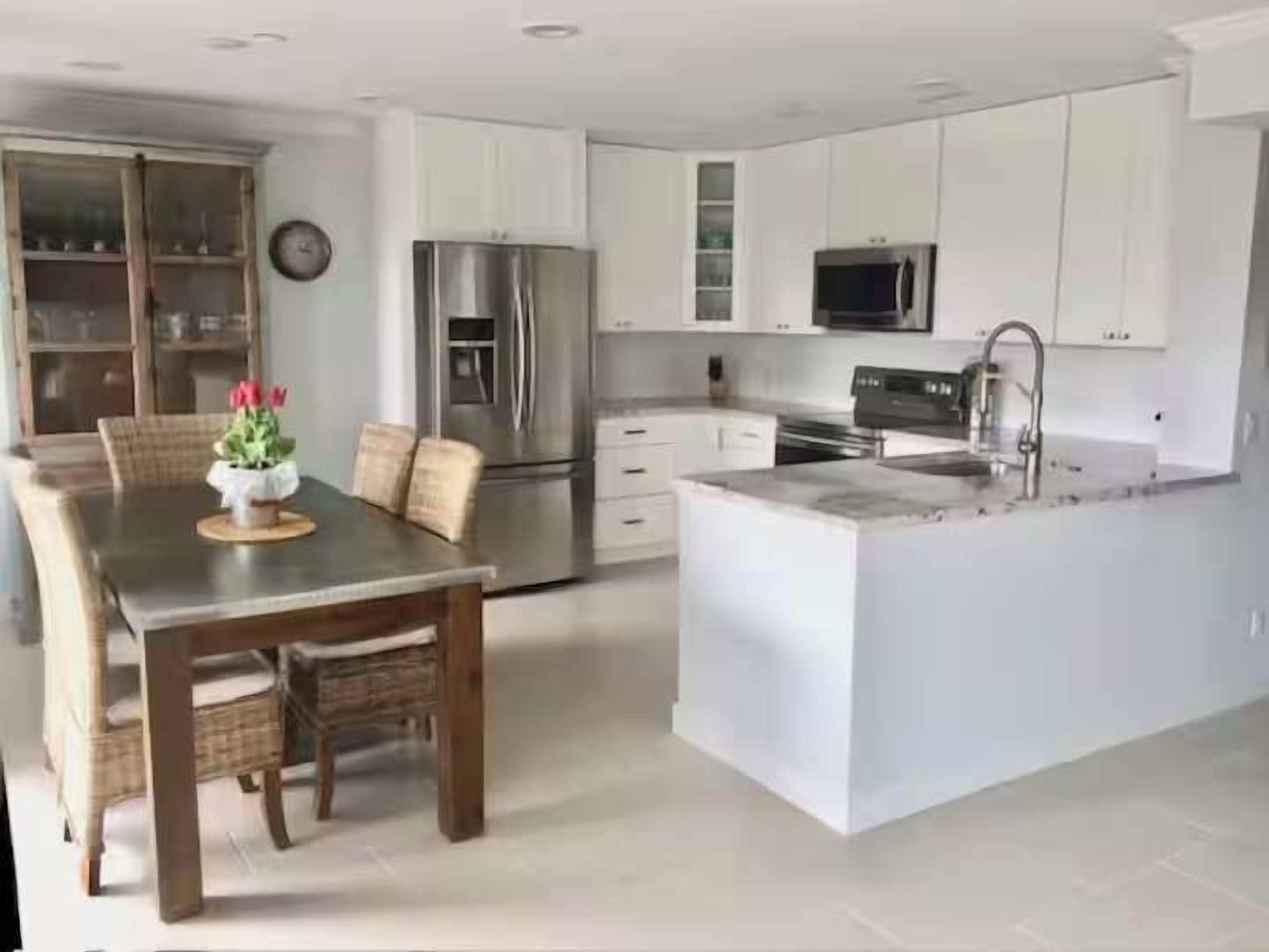 Refrigerador, microondas, horno, placa de cocina