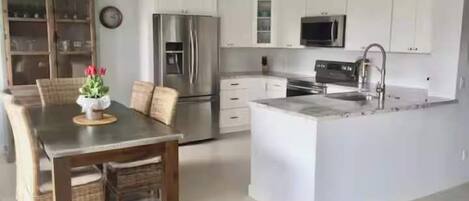 Refrigerador, microondas, horno, placa de cocina