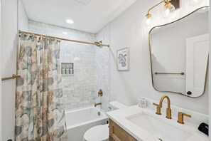 Shower, hair dryer, shampoo - The Ashley House~10 minutes to downtown Charleston (Charleston)