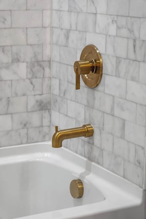Shower, hair dryer, shampoo - The Ashley House~10 minutes to downtown Charleston (Charleston)