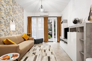 TV - Bright Apartment with Garden and Parking (Firenze)