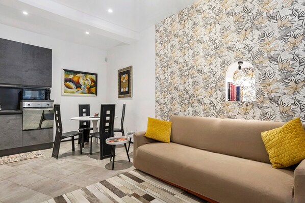 TV - Bright Apartment with Garden and Parking (Firenze)