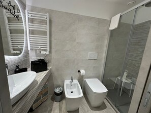 Dusche, Haartrockner, Handtücher