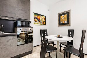Dining - Bright Apartment with Garden and Parking (Firenze)