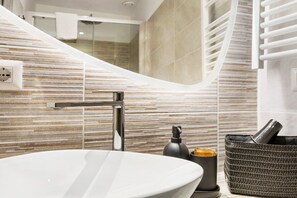 Een douche, een haardroger, handdoeken