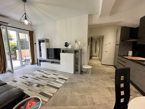 TV - Bright Apartment with Garden and Parking (Firenze)