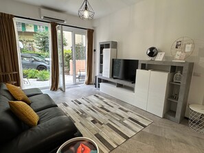 TV - Bright Apartment with Garden and Parking (Firenze)