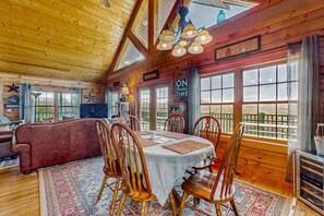Dining - Cozy Home, Sleeps 21・Views・Hot Tub・Large Yard (New Tazewell)