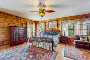 Desk, iron/ironing board, WiFi, bed sheets - Cozy Home, Sleeps 21・Views・Hot Tub・Large Yard (New Tazewell)