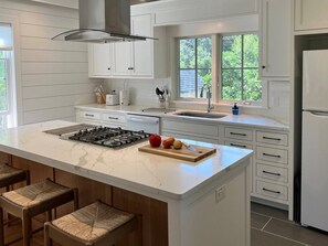 Fridge, microwave, stovetop, dishwasher - Away - Ocracoke Island (Ocracoke)