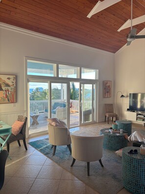 Living area - Beautiful 4 Bedroom Villa with Ocean Views and Beach Access (Elbow Cay)