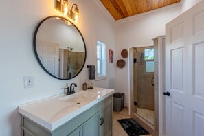 Douche, serviettes fournies, savon, papier toilette