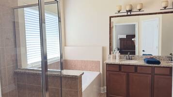 Hårtørrer, håndklæder, Sæbe, Toiletpapir