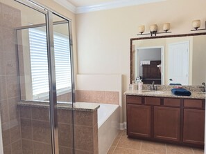 Hair dryer, towels, soap, toilet paper - Cozy Family Retreat (Rosenberg)