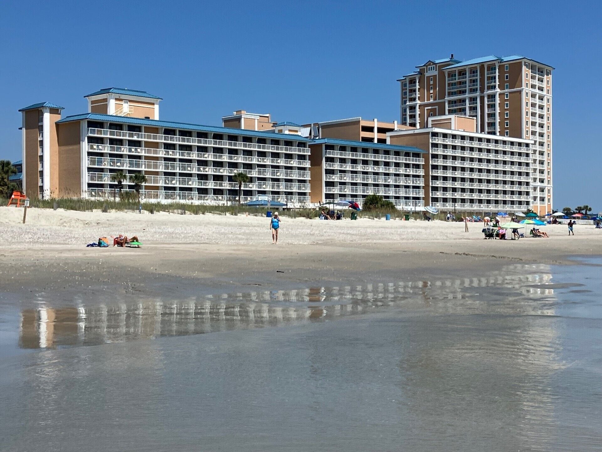 Aurinkotuoleja, rantapyyhkeitä