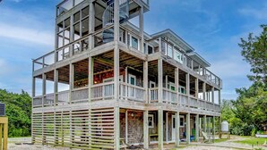 Ein mehrstöckiges Gebäude im Bau mit freiliegenden Holzbalken und Balkonen.