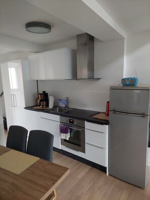 Fridge, oven, stovetop, dishwasher - Apartment 'Am Hirschgarten' with Private Terrace and Wi-Fi (Erfurt)