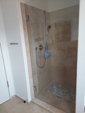Douche, serviettes fournies