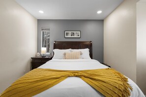 Desk, iron/ironing board, WiFi, bed sheets