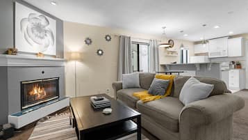 Una Smart TV, una chimenea