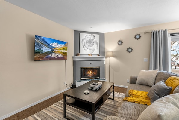 Smart TV, fireplace