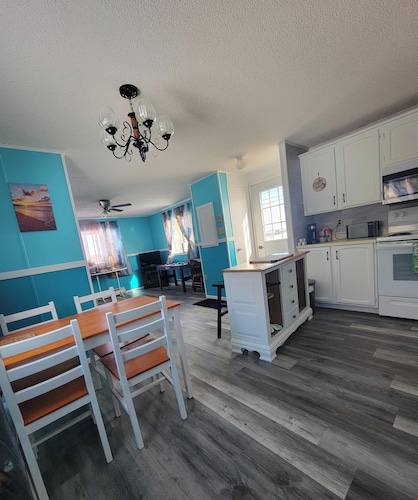 Little Cape 2 bedroom cottage (Petit-cap)  year round availability,  5min beach