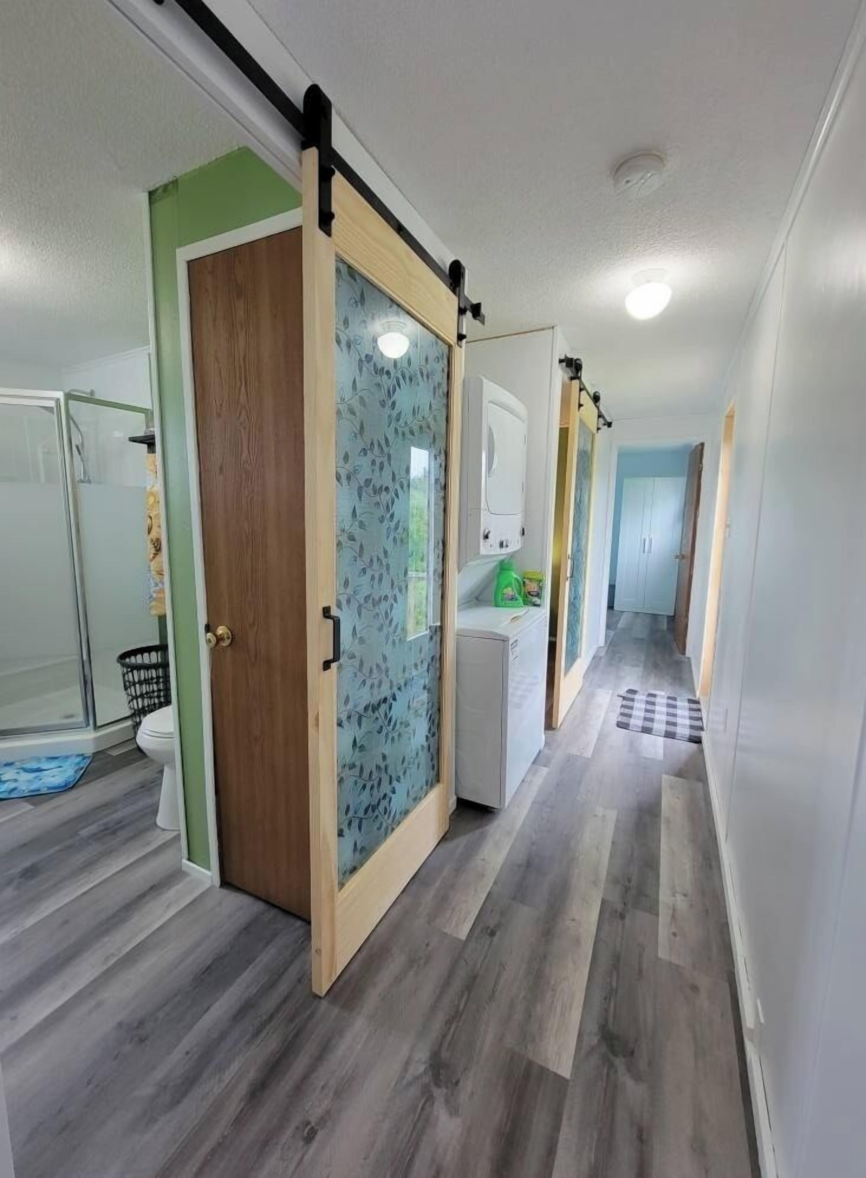 Regadera, secadora de cabello, toallas, jabón 