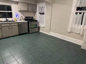Private kitchen - 3-bedroom house in gorgeous Akron located in Highland Square (Akron)