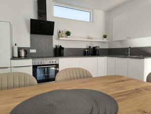 Kylskåp, spishäll, diskmaskin och kaffe- och tebryggare