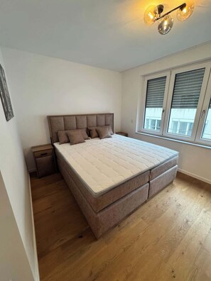 Schreibtisch, Bügeleisen/Bügelbrett, WLAN, Bettwäsche