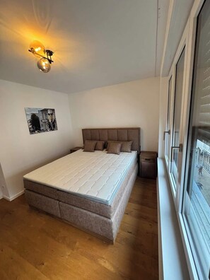 Escriptori, planxa i posts de planxar, wifi i roba de llit 