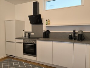 冷蔵庫、コンロ、食器洗い機、コーヒー / ティーメーカー