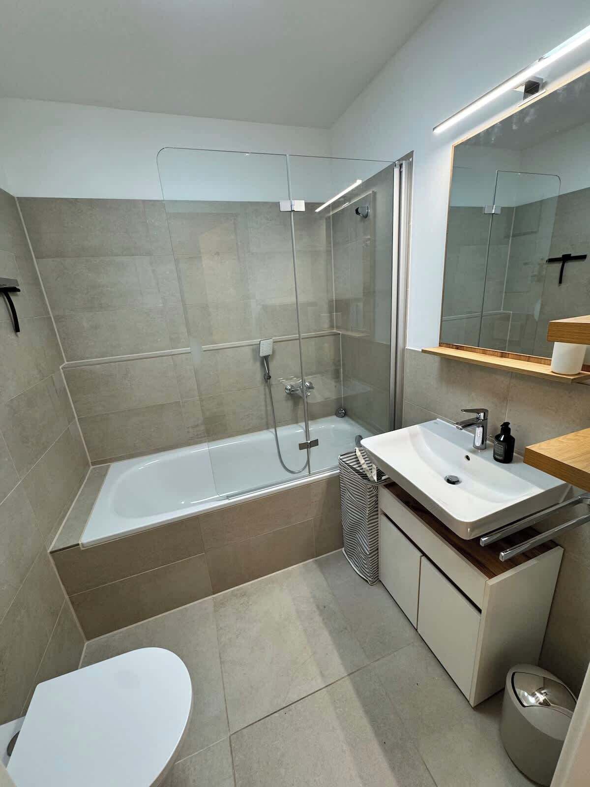 Dusche, Haartrockner, Handtücher, Shampoo