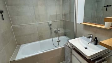 Dusche, Haartrockner, Handtücher, Shampoo