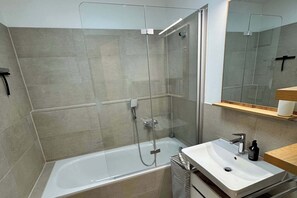 Shower, hair dryer, towels, shampoo - New spacious luxury apartment at Rathausplatz (Augsburg)