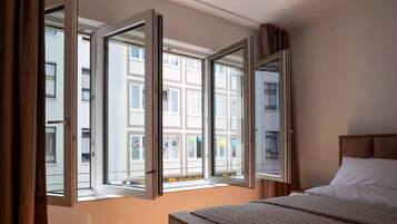 Bügeleisen/Bügelbrett, Reisekinderbett, WLAN, Bettwäsche