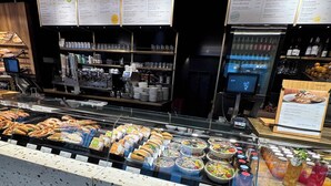 A buffet area with various food options and a coffee station. - Luxury Suite "Augusta Vindelicum" | Rathausplatz Augsburg | A/C | Elevator (Augsburg)