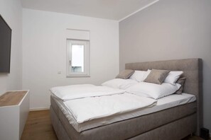 مكواة/لوح كي وسرير سفر وواي فاي وملاءات أسرّة