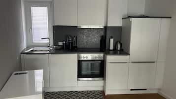 Frigorífico, horno, placa de cocina y lavavajillas