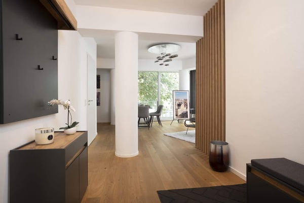 Diele und Blick in Richtung Wohnzimmer