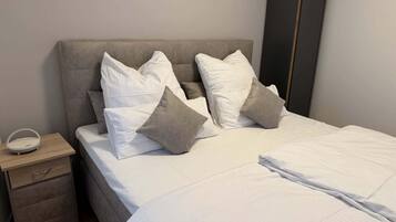 Een strijkplank/strijkijzer, reisbedje, wifi, beddengoed