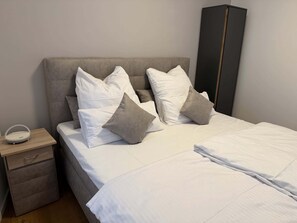 Een strijkplank/strijkijzer, reisbedje, wifi, beddengoed