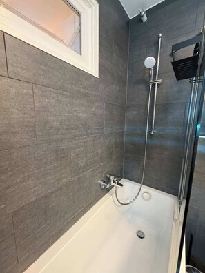 Een douche, gratis toiletartikelen, een haardroger, handdoeken