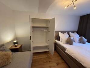 1 slaapkamer, een strijkplank/strijkijzer, wifi, beddengoed