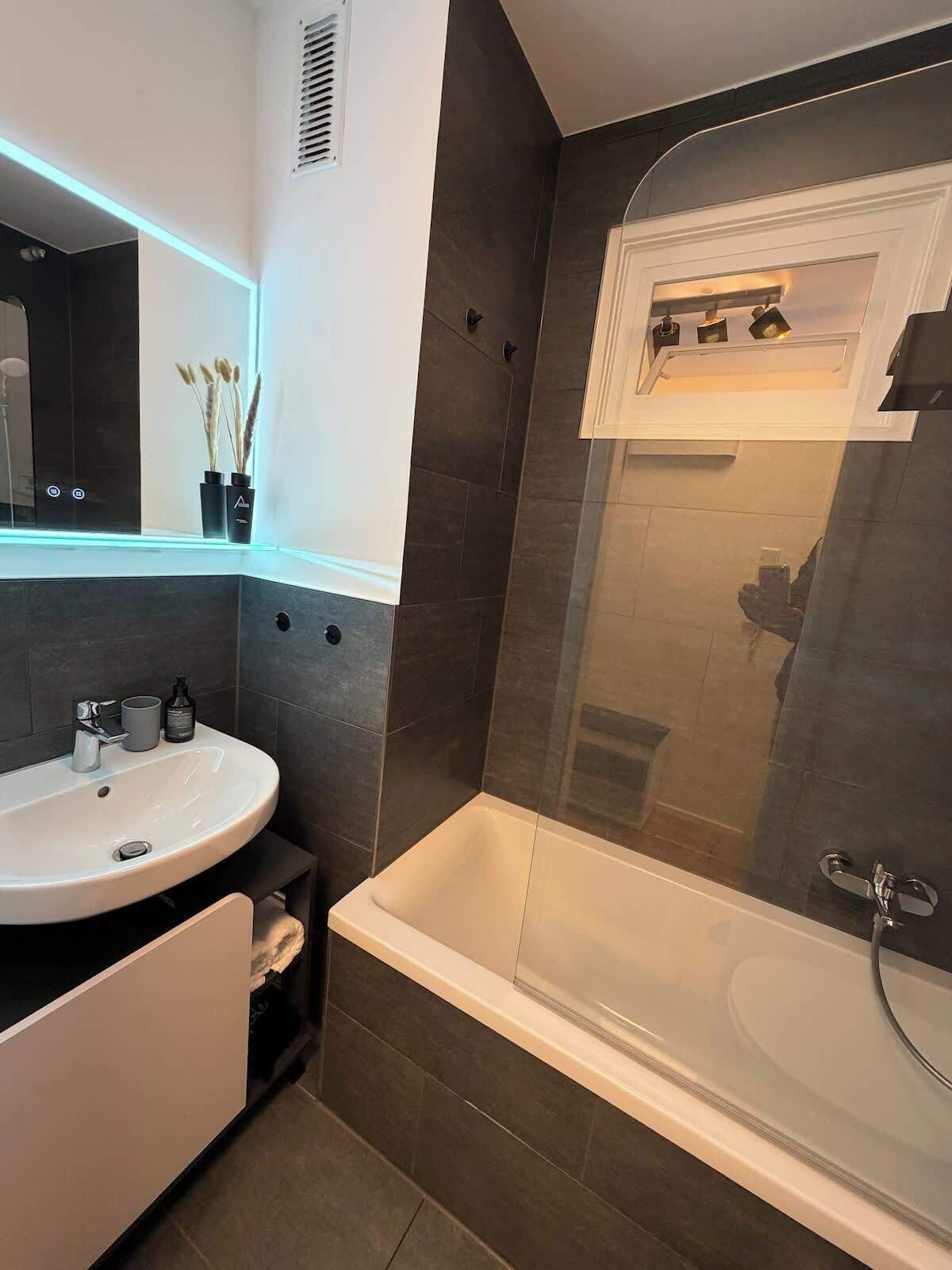 Shower, free toiletries, hair dryer, towels